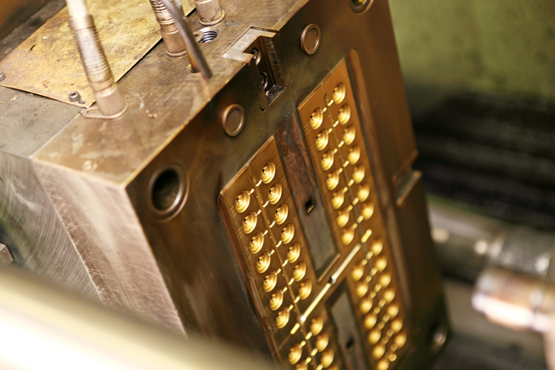 フェノールの多数個取り 型内ゲートカット仕様