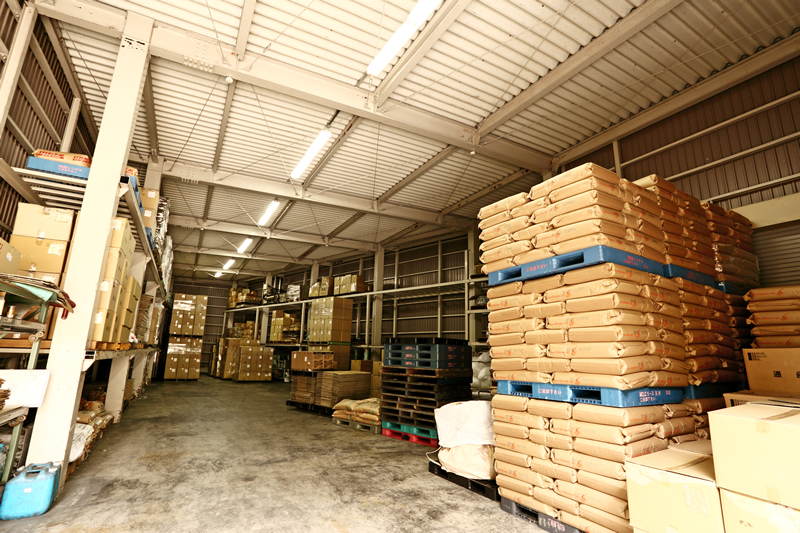 倉庫入口より内観